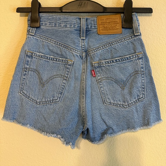 Levi’s Ribcage Denim Shorts - Picture 2 of 7